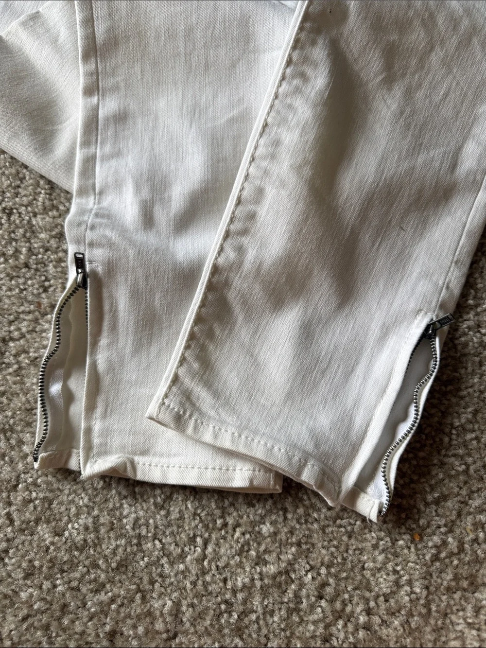 Free People Women’s White Skinny Ankle Jeans with Ankle Zips SIZE 28